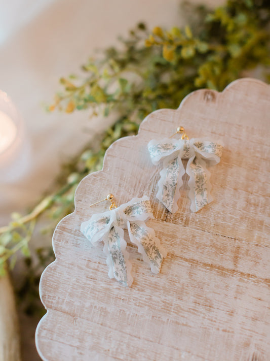 Scalloped Toile Bows
